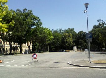 Piazza Cesare Battisti - Monumento a Enrico Toti