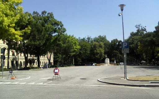 Piazza Cesare Battisti - Monumento a Enrico Toti