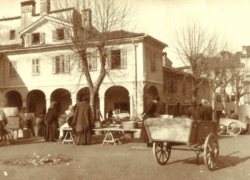 02 mercato in piazza lantieri.jpg