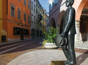 Statua del filosofo Carlo Michelstaedter